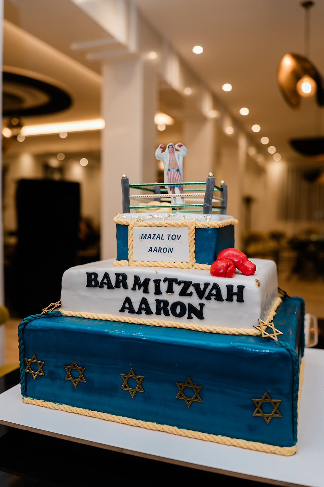 Gâteau à thème personnalisé avec ring de boxe miniature et décor sur mesure